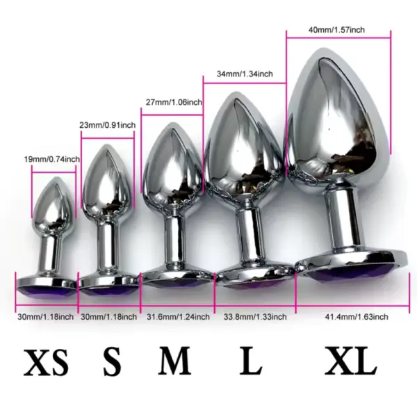Size comparison chart of five metallic silver butt plugs (XS, S, M, L, XL) each with a purple gem base, annotated with insertable diameters and overall lengths.