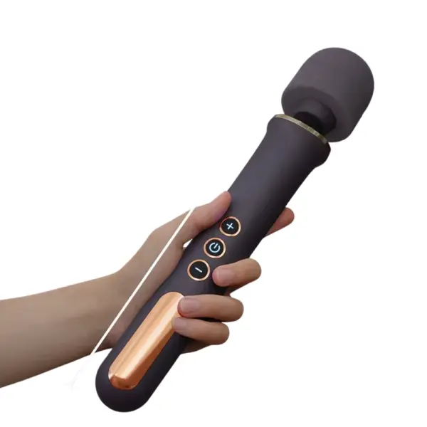 The Large Wand Vibrator-Noir Desire held in a hand with a white measurement arrow overlay, illustrating its 280 mm (11 in) length for full-size power. This in-hand view underscores the wand’s substantial reach and comfortable grip for effortless, extended use.